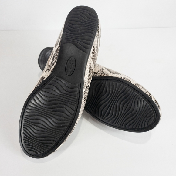 Softwalk Sandy Flat Black and White Snake -7.5 WW - Picture 8 of 9